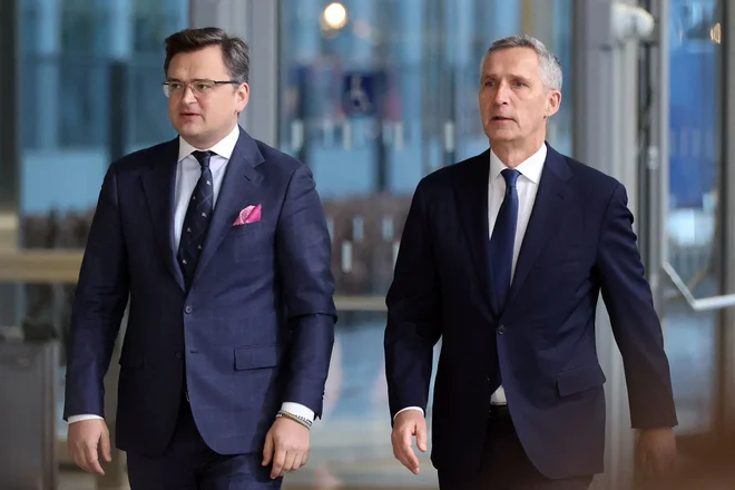 Vodja ukrajinske diplomacije Dmitro Kuleba in generalni sekretar Nata Jens Stoltenberg včeraj v Bruslju. FOTO: François Walschaerts/AFP
