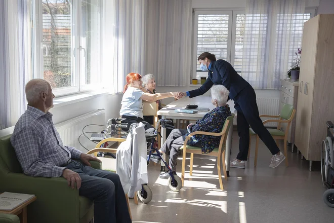 Problematika dolgotrajne oskrbe je &ndash; poleg pokojnin ter spodbujanja prehranske in energetske samopreskrbe &ndash; med glavnimi točkami predvolilne kampanje SAB. FOTO: Leon Vidic/Delo
