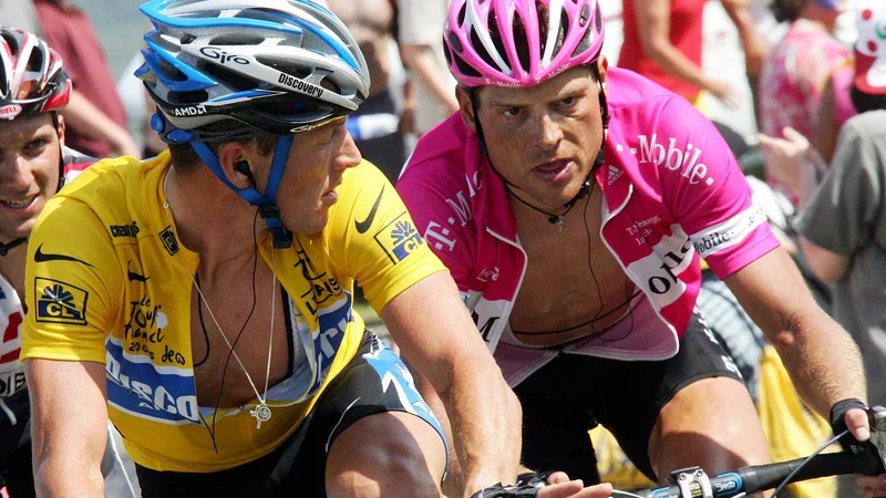 Fotografija: Jan Ullrich, desno ob Lanceu Armstrongu, je znamenito kolo s Toura podaril za dražbo, namenjeno zbiranju pomoči za Ukrajino. FOTO: Franck Fife/Reuters