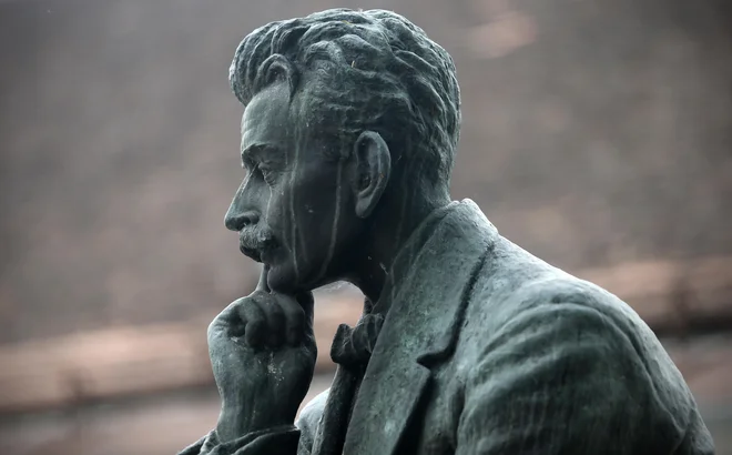 Ivanu Cankarju sem dva tedna pred volitvami zaupal (z besedami Janeza Markeša v Sobotni prilogi 2. aprila), da se sindrom njegovih hlapcev spet krepi. Foto Blaž Samec/Delo
