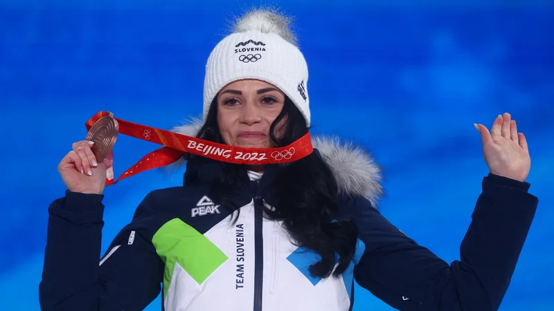 Fotografija: Bunda bronaste Glorie Kotnik gre na dražbo, denar bo namenjen za človekoljubne namene. FOTO: Kai Pfaffenbach/Reuters
