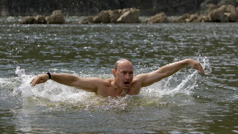 Fotografija: Laična javnost poskuša najti nekatere razloge in poenostavljene odgovore na kompleksno situacijo, ki smo ji priča v vojni v Ukrajini. FOTO: Reuters