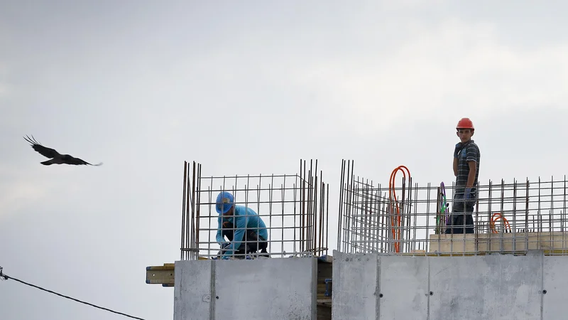 Fotografija: Prednost slovenske gradbene panoge je operativno znanje, s katerim kljub velikim izzivom uspešno načrtuje in zaključuje projekte na vseh področjih gradnje. FOTO: Jože Suhadolnik/Delo
