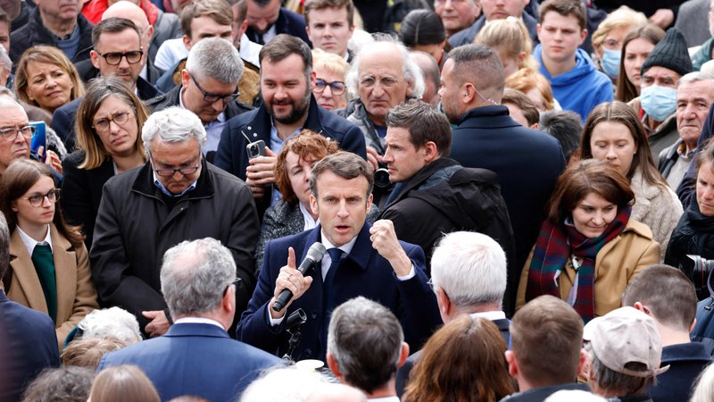 Fotografija: Ali bo Emmanuel Macron še enkrat legitimno izvoljen, četudi se v prvem krogu ni udeležil javne debate z drugimi kandidati za najvišjo funkcijo v državi?

FOTO: Ludovic Marin/AFP
