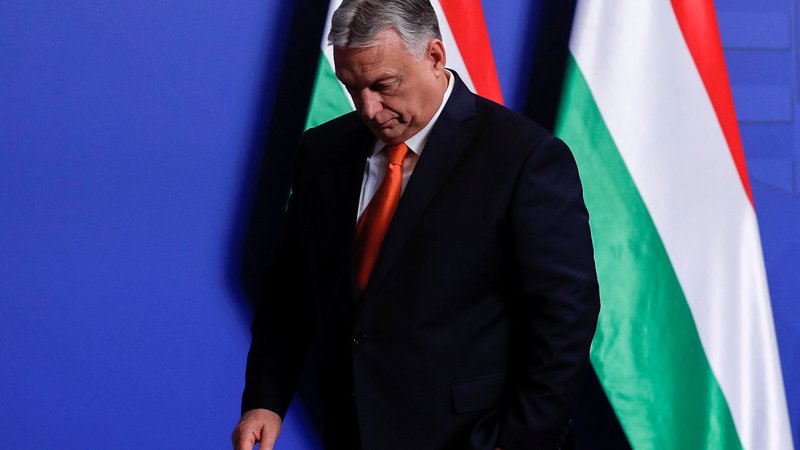 Fotografija: Takoj po volitvah je Viktor Orbán postal advokat Vladimirja Putina, po zgledu Kitajske je mimo uradnih stališč EU prevzel posredniško vlogo med EU in Rusijo.

FOTO: Bernadett Szabo/Reuters
