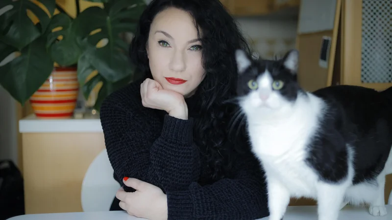 Fotografija: Dijana Matković: So stvari, ki se jih tako sramujemo, da težko najdemo kontekst pogovora, da bi jih nekomu povedali. Morda pa se tudi ne spodobi. Najtežje reči je lažje napisati kot povedati.« FOTO: Jože Suhadolnik