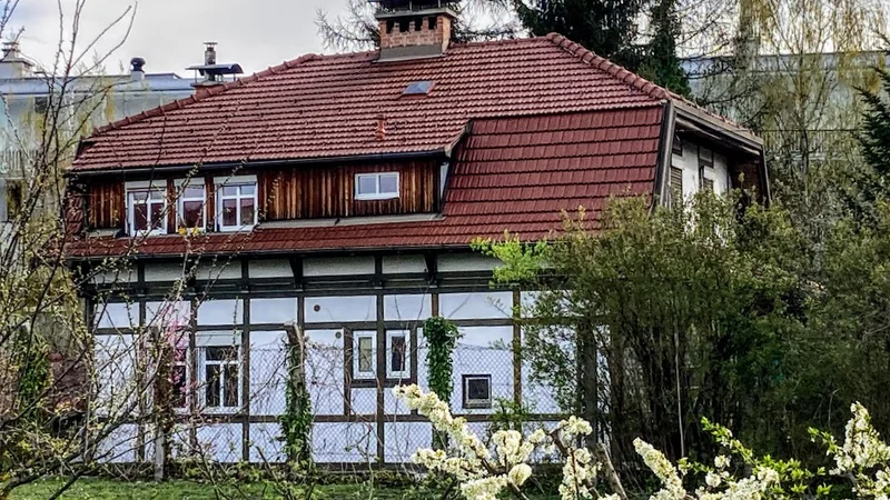 Fotografija: Pogled s Povšetove ulice na belo lepotico, Kregarjevo hišo
Foto Jaroslav Jankovič