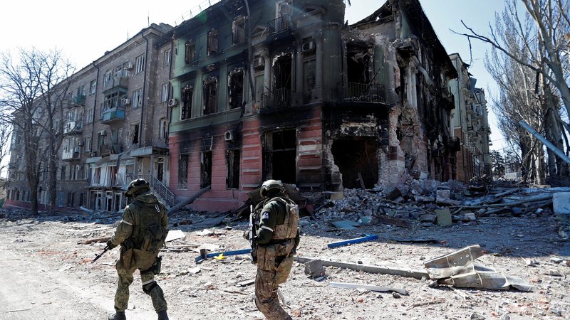 Fotografija: Proruski borci v Mariupolju. FOTO: Alexander Ermochenko/Reuters
