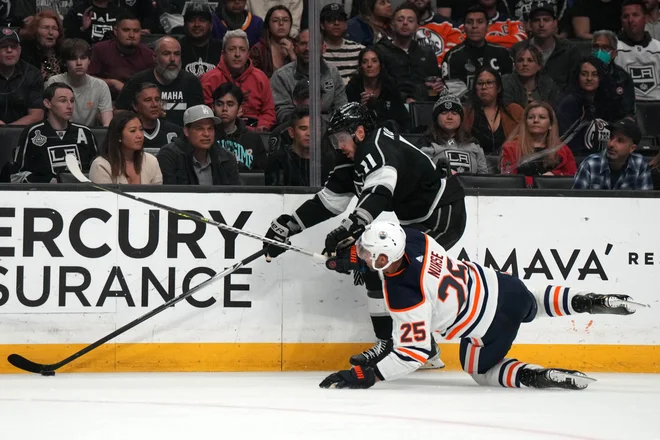 Hokejisti Edmontona so dobro vedeli, od kod jim preži nevarnost in so Anžeta Kopitarja pozorno čuvali. FOTO: Kirby Lee/Usa Today Sports
