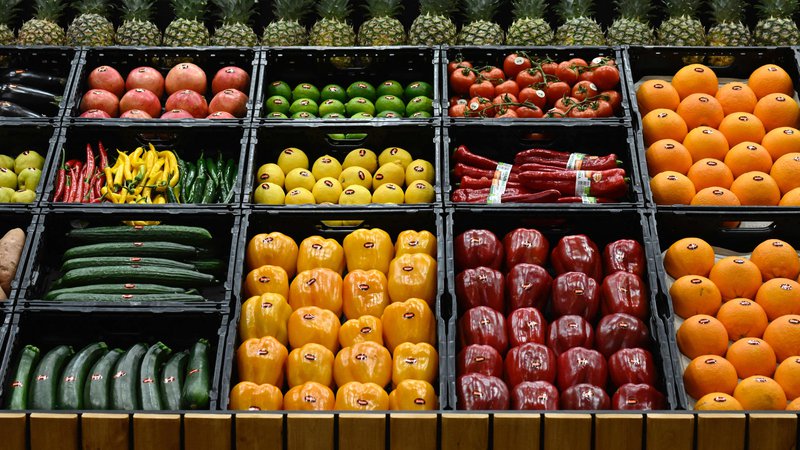 Fotografija:  Najpogosteje je bil koktajl pesticidov prisoten v papriki, jabolkih, pomarančah, hruškah, jagodah, namiznemu grozdju, mandarinah in breskvah. FOTO: AFP
