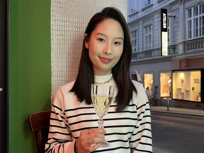 »Če vino poznam, se lahko igram s kombiniranjem hrane, če ga ne poznam dobro, pa upoštevam znano pravilo, da rdeče vino kombiniram z rdečim, belo pa z belim mesom oziroma ribami.« FOTO: osebni arhiv
