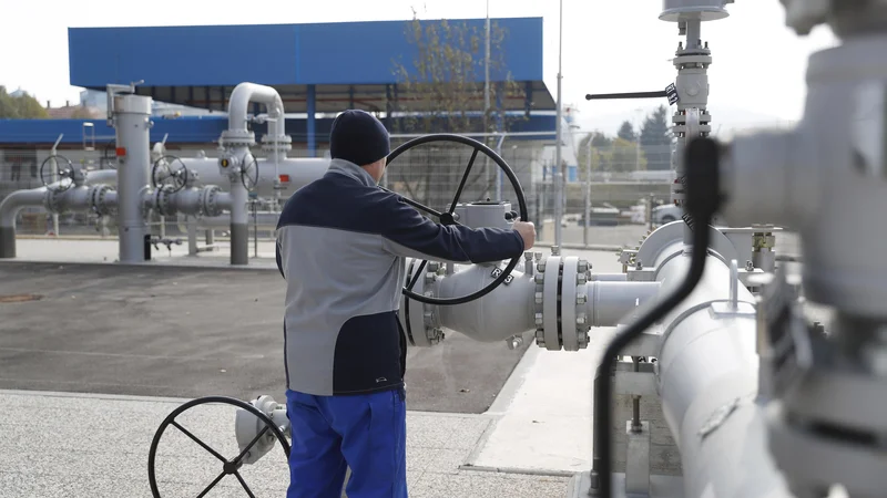 Fotografija: Velik porabnik plina v Sloveniji je predvsem industrija, pri njem pa je težko hitro najti možnosti nadomestne dobave. FOTO: Leon Vidic/Delo
