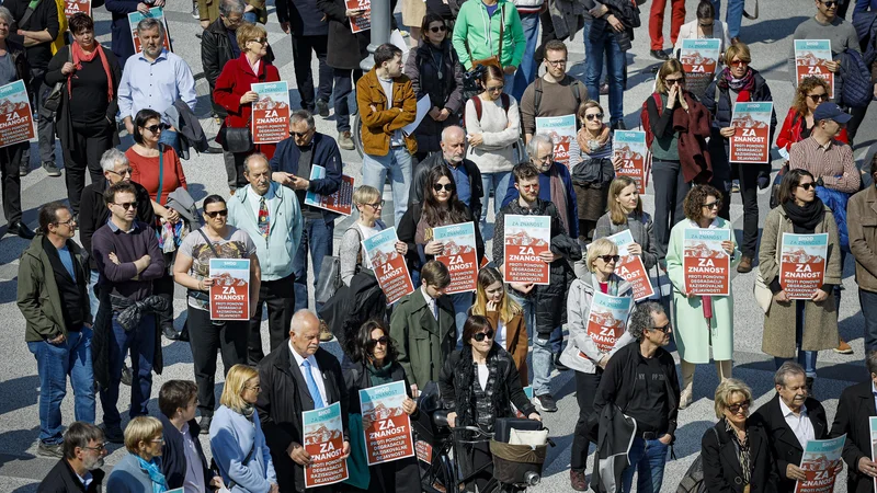 Fotografija: V sredo so proti degradaciji znanosti protestirali raziskovalci in profesorji, prihodnjo sredo bodo na svoje stiske opozorili študenti. FOTO: Jože Suhadolnik/Delo