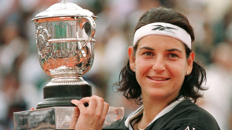 Fotografija: Arantxa Sanchez Vicario s pokalom zmagovalke na OP Francije v Roland-Garrosu, kjer je leta 1998 za svoj zadnji grand slam premagala Moniko Seleš s 7:6, 0:6 in 6:2. FOTO: Reuters

