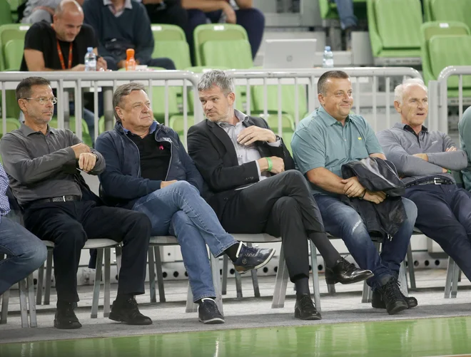 Nekdanji prvi mož Spara Igor Mervič, ljubljanski župan Zoran Janković, nekdanji predsednik uprave Petrola Tomaž Berločnik, podjetnik z vrha lestvice najbogatejših Slovencev Joc Pečečnik in poslovnež Jože Mermal sodijo v krog športnih navdušencev in podpornikov, a brez prihoda hrvaškega tajkuna Emila Tedeschija bi v Stožicah videli bore malo spodobne evropske košarke. FOTO: Roman Šipić
