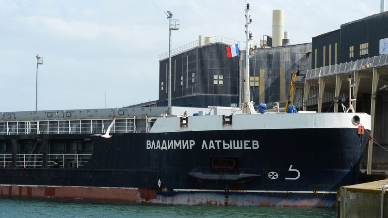 Fotografija: EU po novem prepoveduje tudi vstop ladij, ki plujejo pod rusko zastavo, v pristanišča Evropske unije. FOTO: Jean-François Monier/AFP
