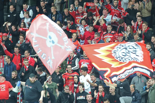 Jeseniški navijači so bili pred 17 leti vzhičeni v Tivoliju. FOTO: Tomi Lombar/Delo
