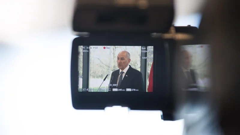 Fotografija: Ali se bo prvak SDS udeležil še kakšnega soočenja, na primer na največji komercialni televiziji, do katere v nasprotju z nacionalno njegov vpliv ne seže, v njegovem kabinetu ne odgovarjajo. FOTO: Leon Vidic/Delo