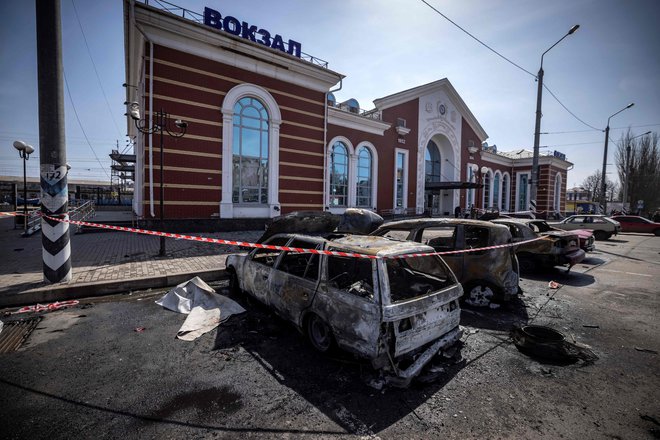 Uničeni avtomobili ob železniški postaji v Kramatorsku. FOTO: Fadel Senna/AFP
