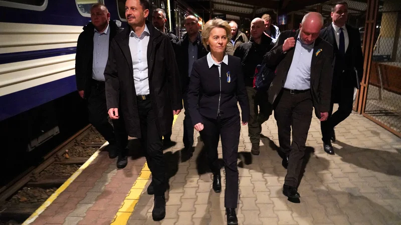 Fotografija: Ursula von der Leyen ob odhodu v Kijev iz poljskega mesta Przemysl. FOTO: Janis Laizans/Reuters