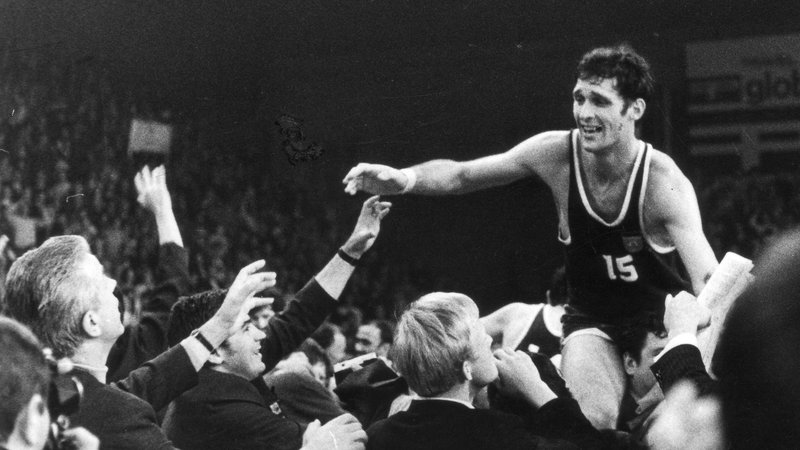 Fotografija: Petar Skansi na ramah navijačev po odločilni zmagi na svetovnem prvenstvu 1970 v Tivoliju. Fotodokumentacija Dela

