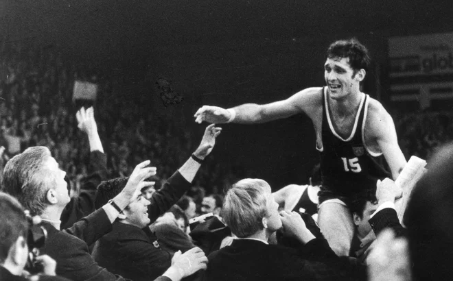 Petar Skansi na ramah navijačev po odločilni zmagi na svetovnem prvenstvu 1970 v Tivoliju. Fotodokumentacija Dela
