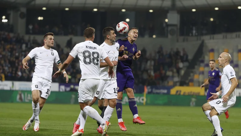 Fotografija: Jesenski prvi dvoboj večnih tekmecev v Mariboru še ni imel šampionsega naboja in ni prinesel zmagovalca in golov, današđnji je lahko že odločilen za Olimpijo. FOTO: Leon Vidic/Delo