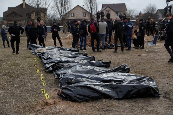 Odkop žrtev ruske agresije. FOTO: Valentyn Ogirenko/Reuters
