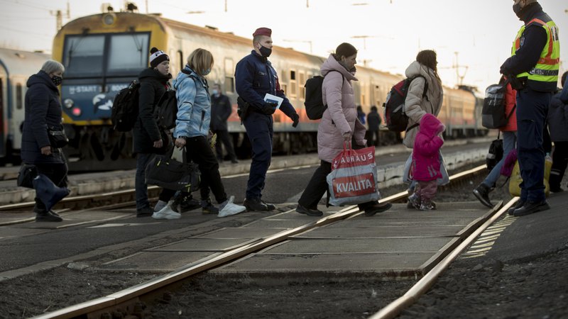 Fotografija: Ukrajinski begunci na železniški postaji Keleti v Budimpešti. FOTO: Jure Eržen/Delo
