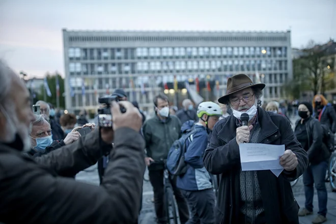 Boris A. Novak prebere pesem ali dve skoraj vsak petek. FOTO: Blaž Samec/Delo
