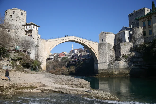 Paradoks zakonodajnega predloga, ki naj bi v državo vnesel več reda, je v tem, da se to dogaja v državi, ki že več kot dvanajst let ni zmožna odpraviti neustavnosti, ki pripadnikom manjšin jemlje pravice, ki jih pripadniki konstitutivnih narodov neovirano uživajo. FOTO: Dado Ruvic/Reuters
