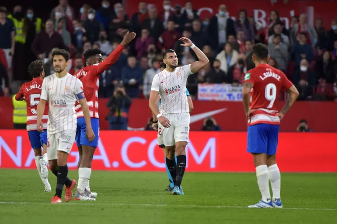Rafa Mir (v sredini) proslavlja po golu v mreži Granade v sodnikovem podaljšku petkove ligaške tekme v Sevilli. FOTO:&nbsp;Cristina Quicler/AFP
