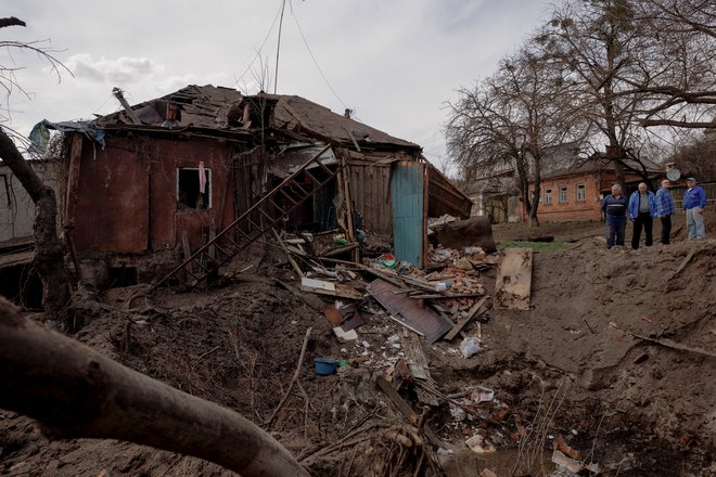 Raketa je zadela hišo v mestu Harkov. FOTO: Thomas Peter/Reuters
