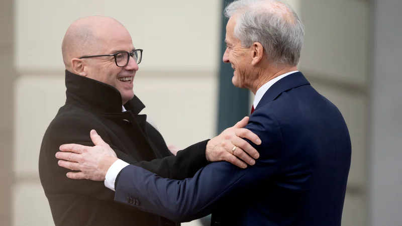 Fotografija: Norveški premier Jonas Gahr Store (desno) v pogovoru z Oddom Rogerjem Enoksenom ob izoblikovanju nove norveške vlade oktobra lani. FOTO: NTB via Reuters