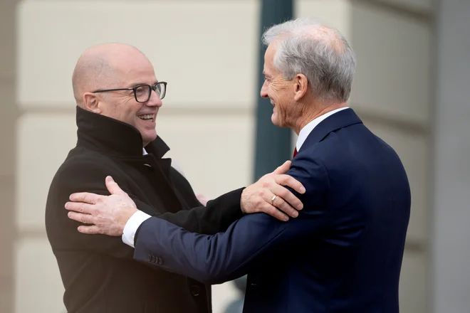 Norveški premier Jonas Gahr Store (desno) v pogovoru z&nbsp;Oddom Rogerjem Enoksenom ob izoblikovanju nove norveške vlade oktobra lani. FOTO: NTB via Reuters
