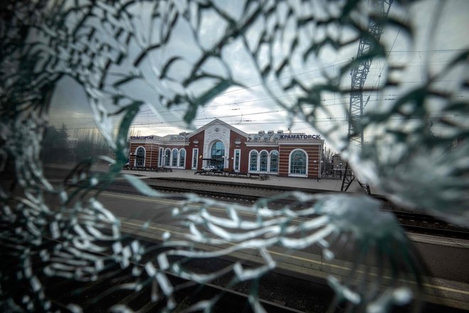 Pogled na območje železniške postaje v Kramatorsku po včerajšnjem napadu. FOTO: Fadel Senna/AFP
