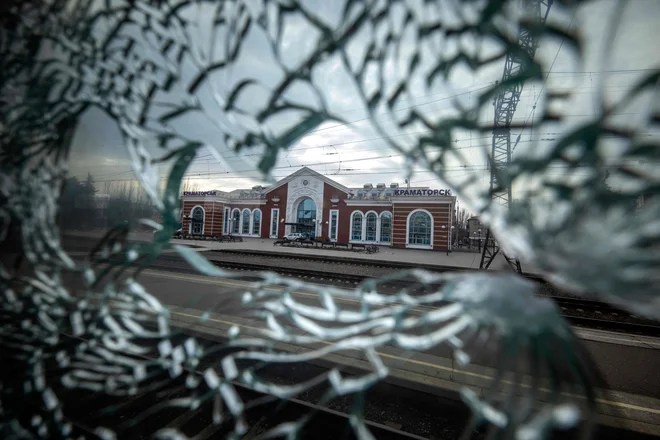 Pogled na območje železniške postaje v Kramatorsku po včerajšnjem napadu. FOTO: Fadel Senna/AFP
