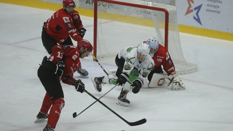 Fotografija: Pred enim letom so igrali Jeseničani v domačem finalu z Olimpijo, zdaj pa se borijo v finalu alpske lige z Asiagom. FOTO Jože Suhadolnik/Delo
