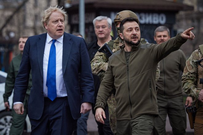 Volodimir Zelenski in Boris Johnson med včerajšnjim obiskom britanskega premierja v Kijevu. FOTO: Stringer/Afp
