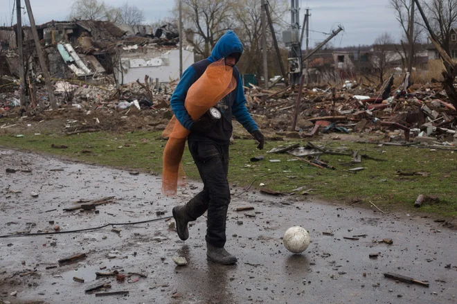 Kolateralna škoda je ena glavnih nevarnosti kibernetskih napadov z virusi, saj se ti lahko širijo nenadzorovano, kar v primeru interneta pomeni – povsod po svetu. FOTO: Anastasia Vlasova/AFP
