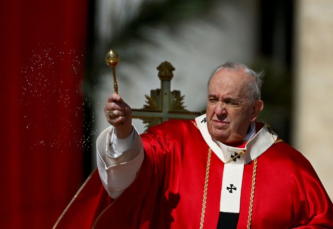 Papež Frančišek med blagoslovom oljčnih vej. FOTO: Filippo Monteforte/Afp
