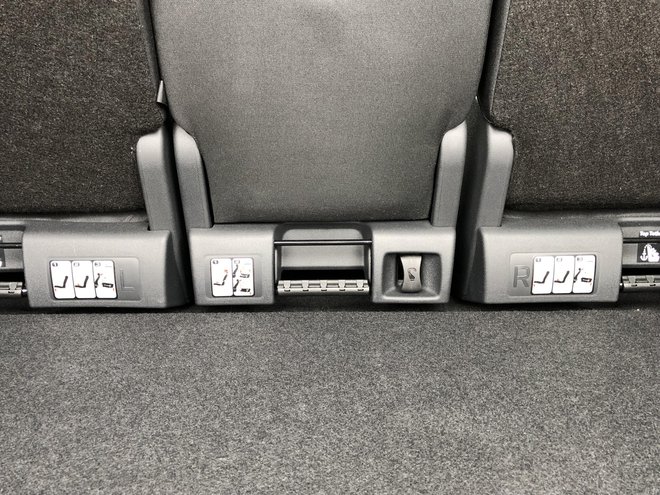 Opcijski pomični sedeži so lahko precej koristni.FOTO: Aljaž
