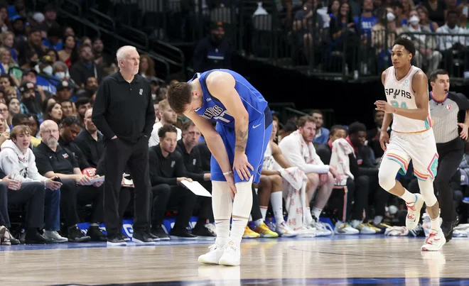 Dallasovim privržencem je zastal dih, ko se je Luka Dončić v teksaškem dvoboju proti San Antoniu med tekmo ustavil in prijel za noge. FOTO: Kevin Jairaj/USA Today Sports
