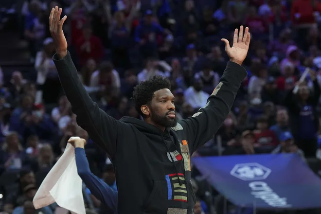 Kamerunec Joel Embiid je osvojil naslov najboljšega strelca po prvem delu NBA, ki se bo nadaljevala z izločilnimi dvoboji. FOTO: Mitchell Leff/AFP
