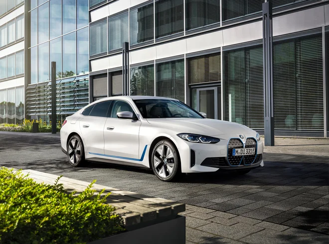 Pri električnem i4 so namenoma ohranili skoraj nespremenjeno obliko serije 4. FOTO: BMW/Fabian Kirchbauer
