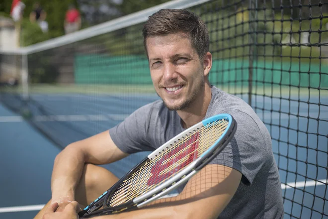 Aljaž Bedene počasi, a vztrajno nazaduje na teniški lestvici, a je še vedno z naskokom najboljši slovenski igralec in ob Blažu Roli edini med 650 najboljšimi igralci z lestvice ATP.&nbsp; FOTO: Leon Vidic/Delo
