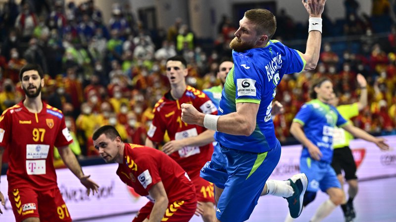 Fotografija: Slovenska rokometna reprezentanca bo kvalifikacije za svetovno prvenstvo začela brez pomembnega člena Blaža Blagotinška. FOTO: Marton Monus/Reuters
