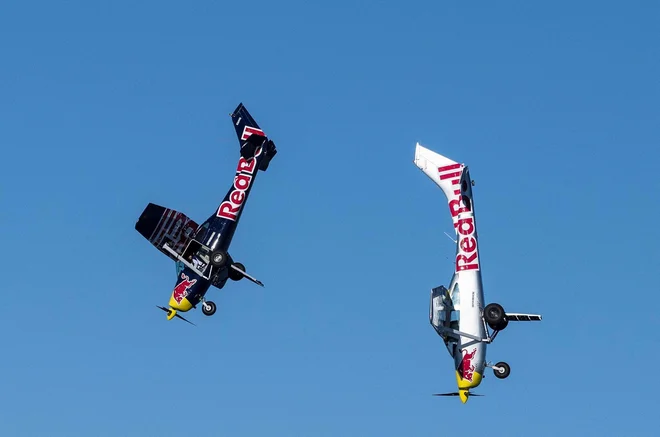 Svoji letali Cessna 182 bosta usmerila v sinhroni prosti pad z višine 4.000 metrov in ugasnila motorja. FOTO: Michael Clark Michael Clark/red Bull 