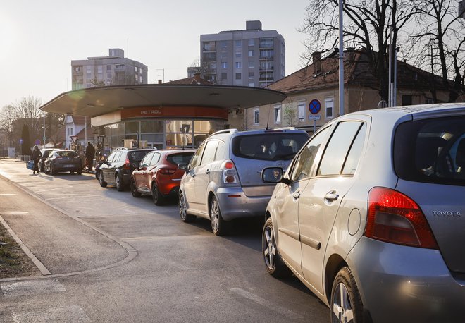 V državah EU so bile maloprodajne cene bencina in dizelskega goriva pred regulacijo nižje kot v Sloveniji le v Bolgariji, na Madžarskem in Poljskem. FOTO: Jože Suhadolnik/Delo

