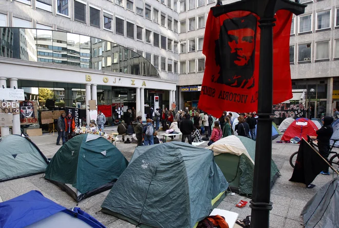 Po smrti je Che Guevara postal simbol levičarskih borcev proti temu in onemu, leta 2011 so njegovo podobo protestniki proti kapitalu izobesli tudi v svojem taboru pred ljubljansko borzo. FOTO: Blaž Samec/Delo
